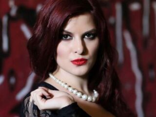 camgirl fingering shaved pussy AldeaKnox