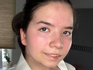 camwhore fingering pussy DaisyMolen