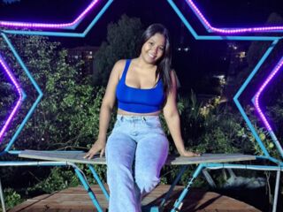 camgirl masturbating with vibrator EmiVoss