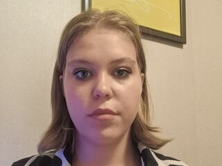 naughty camgirl masturbating with vibrator SaturninaLeavitt