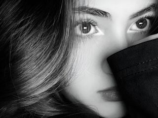 camgirl fingering shaved pussy VickyToure